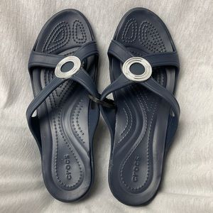 NWOT RARE 203343 Crocs Sanrah Flip Wedge Sandal Navy w Silver Medallion Size 7